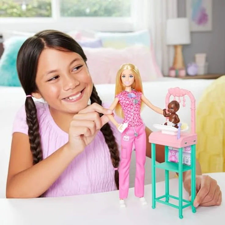 Barbie Anziehpuppe Kinderärztin, inklusive Praxisraum und Baby-Patientenpuppe – Bild 3