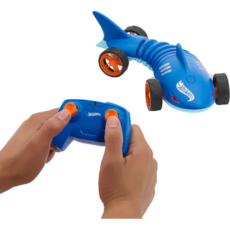 Hot Wheels Shark Speeder, Funkgesteuertes Fahrzeug im Maßstab 1:15 mit leuchtend roten Augen und Geräuschfunktion
