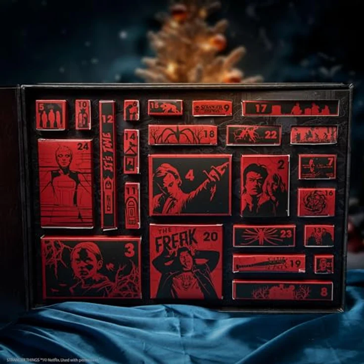 Cinereplicas - Stranger Things Deluxe Adventskalender 2024 - Offizielle Lizenz, Lentikularbox mit 24 einzigartigen Geschenken in offizieller Stranger Things-Optik – Bild 4