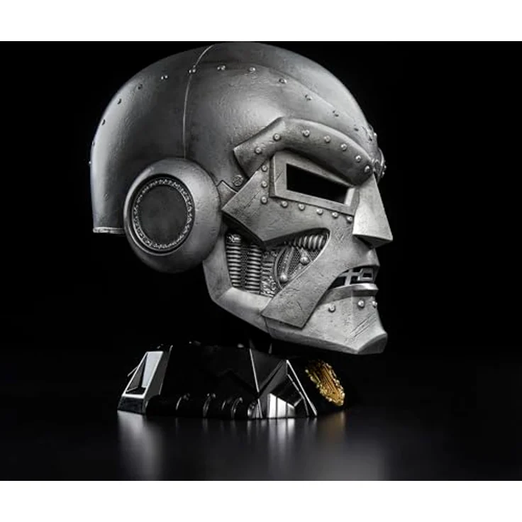 Hasbro Marvel Legends Doctor Doom Rollenspiel Replica Helm, 1:1 Maßstab mit grüner Stoffkapuze und Ständer – Bild 5