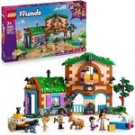 LEGO Friends 42654 Ponyhof & Stall Bausatz, Spielset mit 727 Teilen, Heulift und Zubehör für Pferdefans, Mehrfarbig