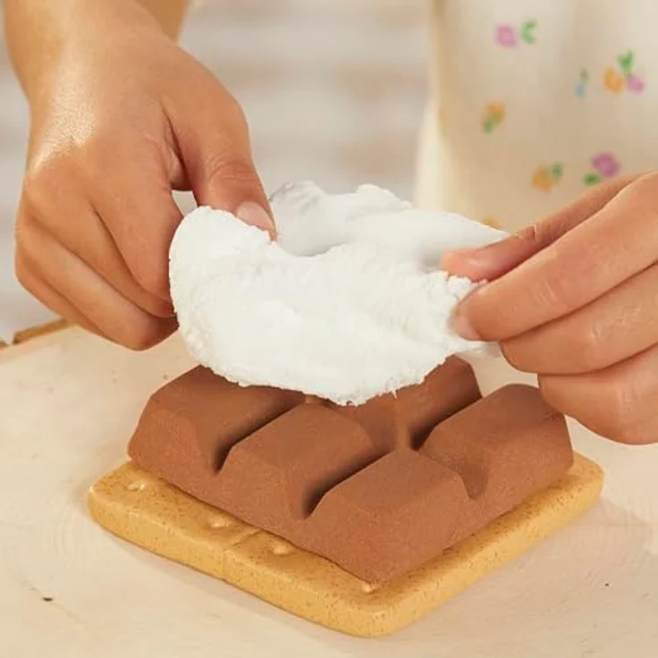 Little Tikes Creative Chefs S'Mores Kit, Rollenspiel-Kochset mit 8 realistischen Utensilien und Make It Mix, für Kinder ab 3 Jahren, nicht essbar – Bild 3