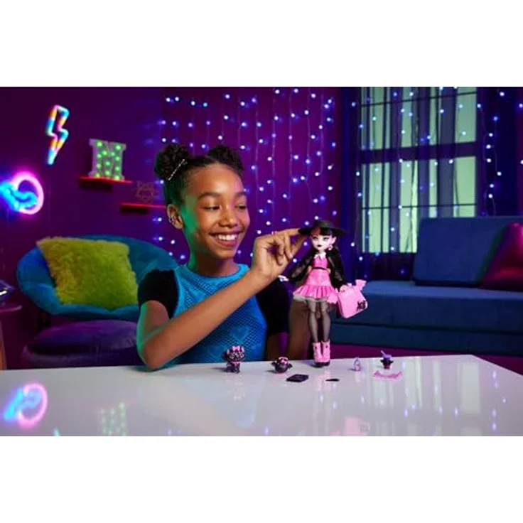 Mattel® Anziehpuppe Monster High Draculaura with Pet Fabulous Doll, Rosa und Schwarz, Gruselige Accessoires, Voll artikuliert – Bild 2