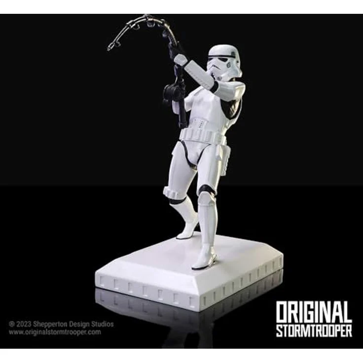 Nemesis Now Original Stormtrooper Figur What a Catch, handbemalte Sammelfigur aus Resin, 16 cm – Bild 8