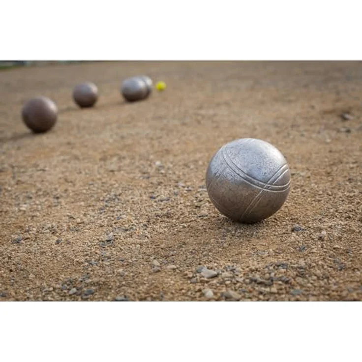 KRUZZEL Boule Spielset mit 8 gravierten Metallkugeln, Holzkugel & Maßband im Transportkoffer – Outdoor Petanque Set für 1-6 Spieler, wetterfest für Garten, Park, Camping – Bild 5
