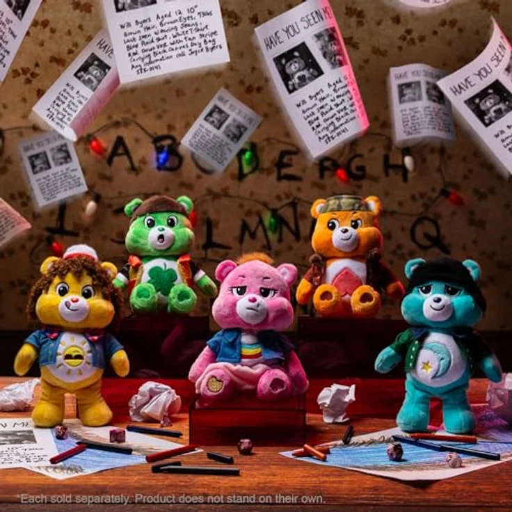 Basic Fun Care Bears x Stranger Things Funshine Bear als Dustin, 22 cm Plüschtier, Limited Edition Sammlerstück für Stranger Things-Fans – Bild 5