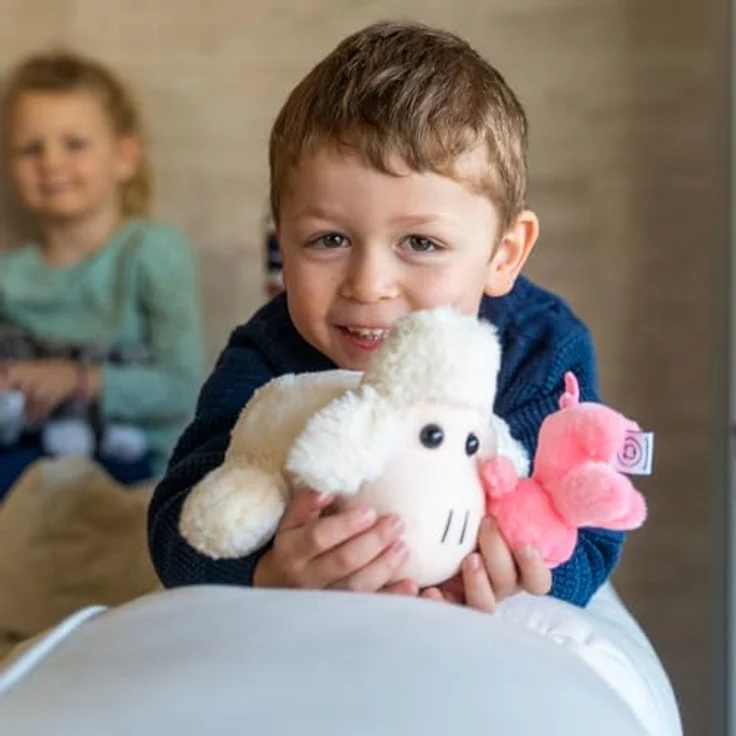 Mamanimals Schaf Kuscheltier, 30 cm mit 3 Baby Schafen im Bauch, Reißverschluss und magnetische Zitzen, hochwertiges Plüschtier für Kinder – Bild 5