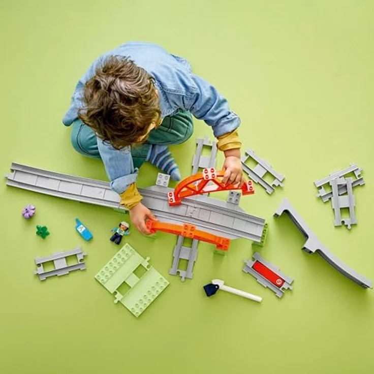 LEGO DUPLO Town 10426 Eisenbahnbrücke und Schienen – Erweiterungsset Bausatz mit 42 Teilen, interaktiven Funktionen und Techniker, mehrfarbig – Bild 8