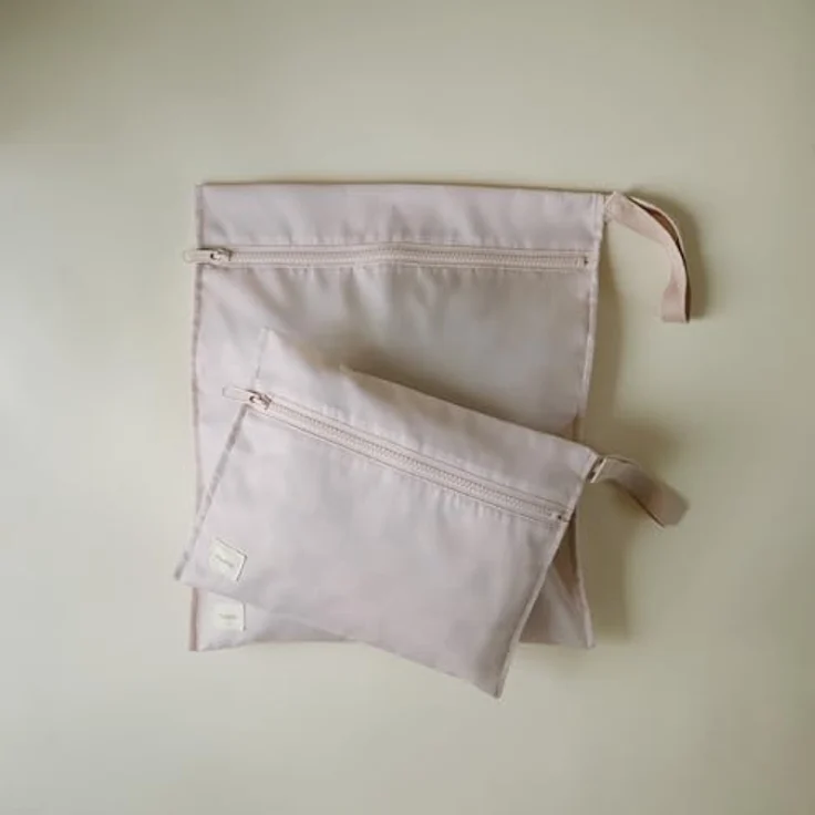 mushie Wasserabweisendes Wet Bag 2er-Set, praktische Aufbewahrungstaschen groß & klein, schnelltrocknend mit Druckknopf, ideal für Windeln, Kleidung und Spielzeug (Blush) – Bild 2