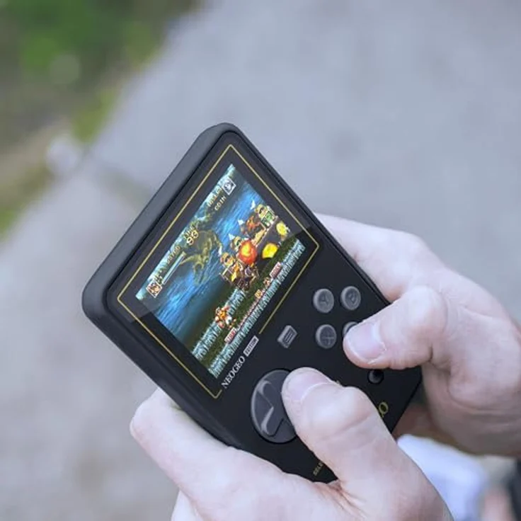 Blaze Entertainment HyperMegaTech! Super Pocket NEOGEO Edition, tragbare Spielkonsole mit 14 vorinstallierten NEOGEO-Spielen, USB-C-Ladung, 4+ Stunden Akkulaufzeit, 2,8 Zoll IPS Bildschirm – Bild 2