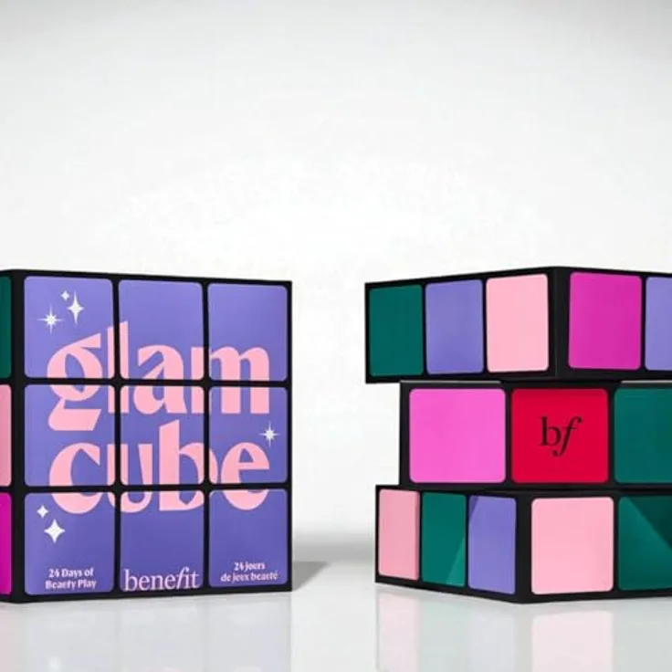Benefit Glam Cube Adventskalender 2025, 24-teilig mit Full Size & Mini-Beauty-Produkten, inklusive BADgal BANG! Mascara und Benetint Rosé