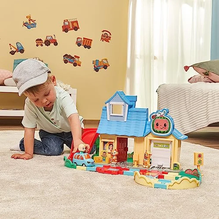 VTech Tut Tut Baby Flitzer - CoComelon JJs Spielhaus Schienenset – Interaktives Spielset mit JJs Familienauto, Codys Katze und Hund Bingo – Für Kinder von 1,5-5 Jahren – Bild 5