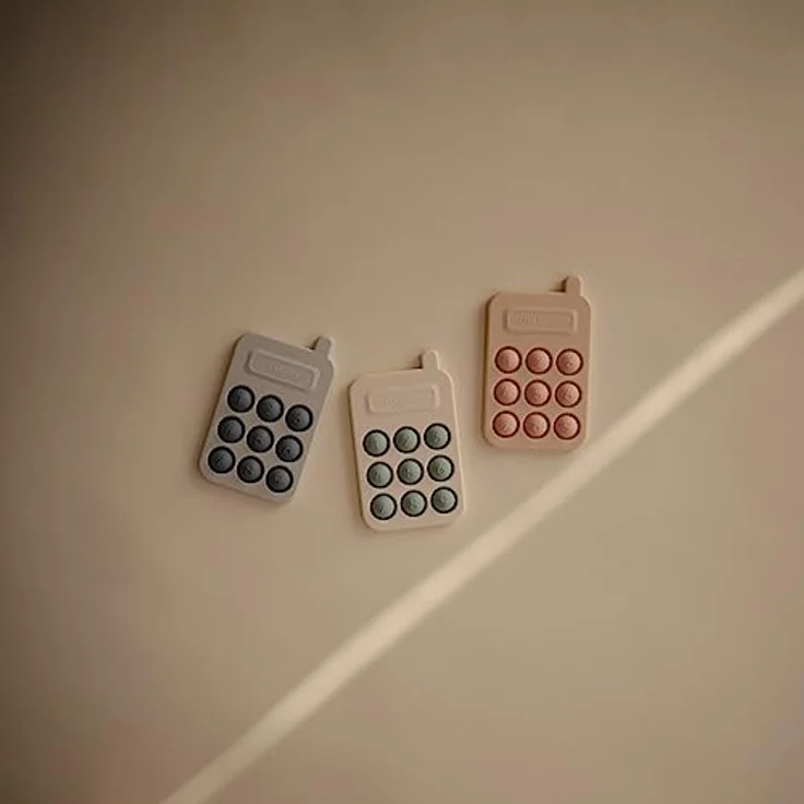 Mushie Telefon Pressspielzeug, Sensorisches Fidget Spielzeug aus lebensmittelechtem Silikon für Kinder ab 10 Monaten, Cambridge Blau – Bild 2