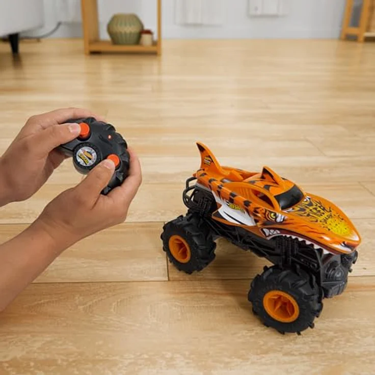 Hot Wheels HW Tigerhai RC, Ferngesteuertes Monster Truck im Maßstab 1:24 mit Allradfunktionen und Action-Geländereifen, 30 m Reichweite, bis zu 8 km/h, HNV03 – Bild 3