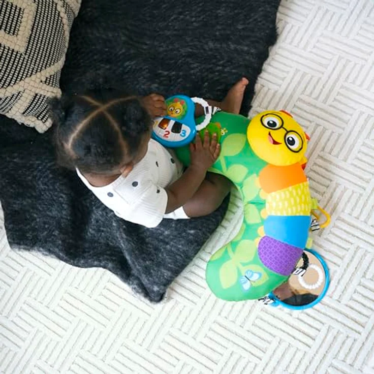 Baby Einstein Cal-a-Pillow™ Tummy Time Aktivitätskissen, Kinderkissen mit 9 multisensorischen Elementen, geeignet für Babys von 0-12 Monaten, abwischbar, dreisprachig (Englisch, Spanisch, Französisch) – Bild 19
