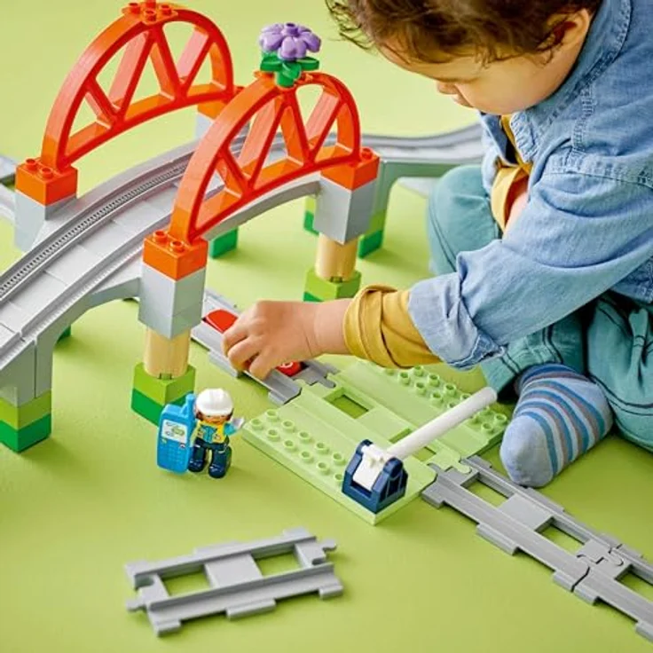 LEGO DUPLO Town 10426 Eisenbahnbrücke und Schienen – Erweiterungsset Bausatz mit 42 Teilen, interaktiven Funktionen und Techniker, mehrfarbig – Bild 5