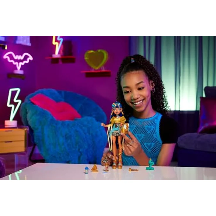 Monster High Cleo De Nile Puppe in Goldener Bluse und mehrlagigem Rock, Haustier-Kobra Hissette und Zubehör, HXH74 – Bild 2
