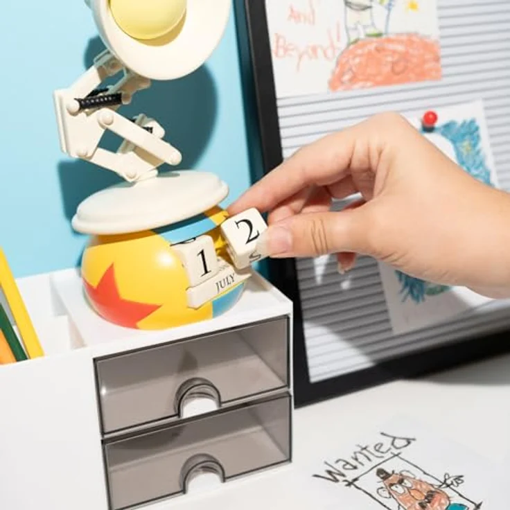 Grupo Erik Pixar 3D Ewiger Kalender "Die kleine Lampe", Tischkalender aus hochwertigem Resin mit austauschbaren Blöcken, 9 x 9 x 19 cm – Bild 7