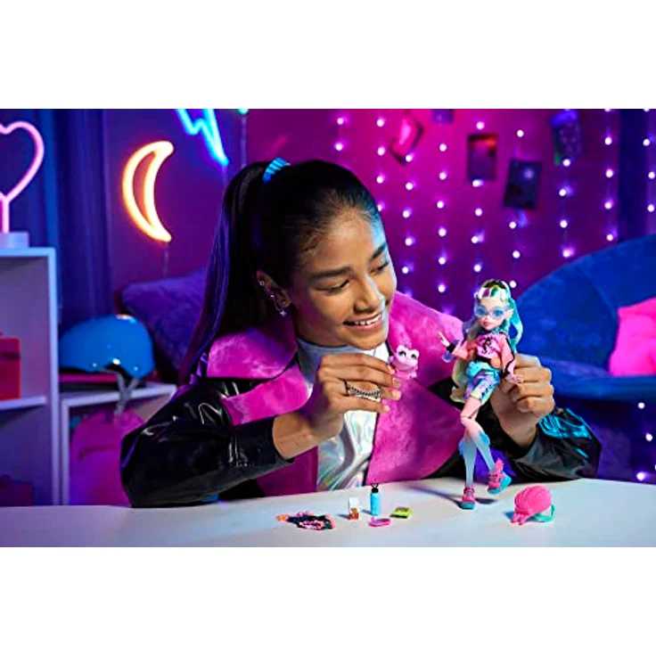 MONSTER HIGH Lagoona Blue Puppe - Pink Hoodie, Batik-Bikeshorts, Plateausandalen, Flossen, Zubehör, für Kinder ab 6 Jahren, HHK55 – Bild 2