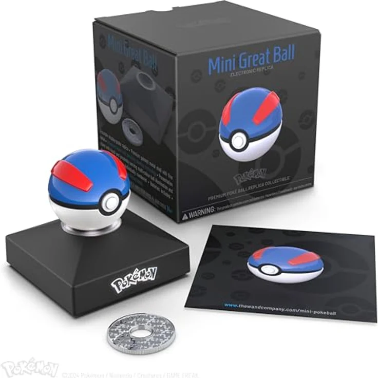 The Wand Company Pokémon Diecast Replik Mini Superball, hochwertige Miniatur-Replicate mit Leuchtfunktion und versilbertem Display-Token, 9 x 10 x 10 cm – Bild 1