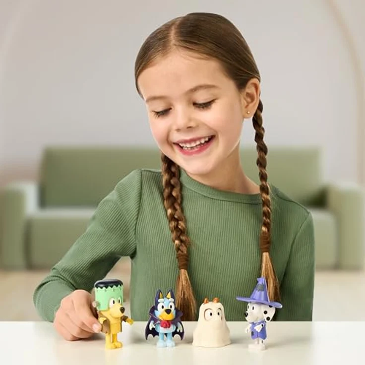 BlueY 4er-Figurenpackung Halloween, bewegliche Figuren (6,3 cm) Bingo, Chloe als Hexe, Lucky als Frankenstein und Bluey als Vampirin mit Zubehörteilen, für das Nachspielen aus der Animationsserie – Bild 2