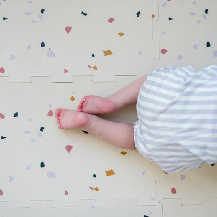 3 Sprouts Puzzlematte Baby, Schaumstoff, wasserabweisend, Terrazzo Creme, fördert sensorische Entwicklung und kreative Spielumgebung – Bild 5