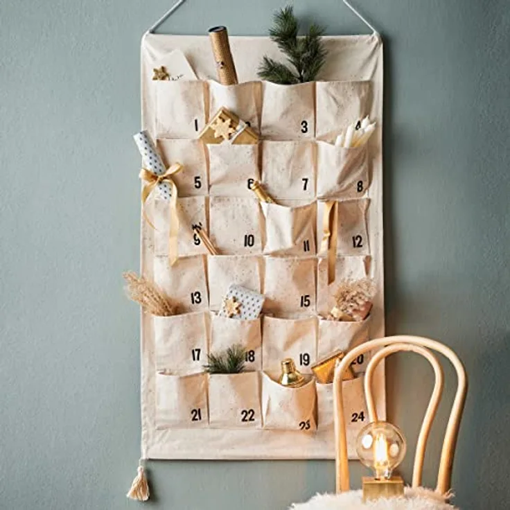 BUTLERS Weihnachtskalender zum Befüllen, Adventskalender Santa is Coming Countdown Kalender aus Stoff mit Holzleiste (XXL: 123 x 71cm), Weihnachtsdeko