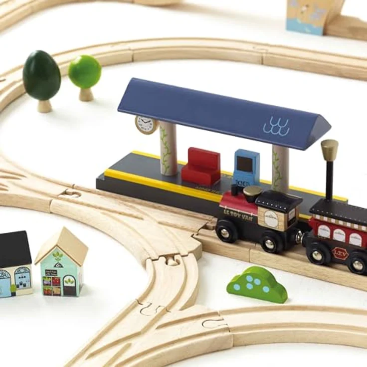Le Toy Van London Train Set, 120-teiliges Holzeisenbahn-Set mit magnetisch verbindbaren Waggons, Gleisen und detaillierten Zubehörteilen aus nachhaltigem Holz, für Kinder ab 3 Jahren – Bild 6