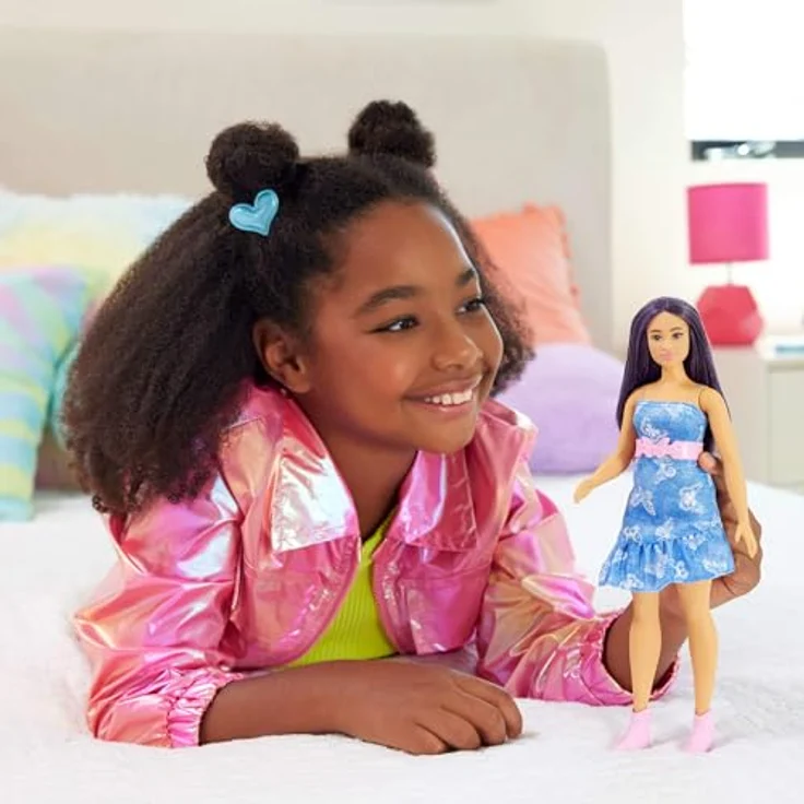 Barbie Anziehpuppe Fashionistas, Nr. 231 mit Denim-Schmetterlingskleid und violettem Haar – Bild 2