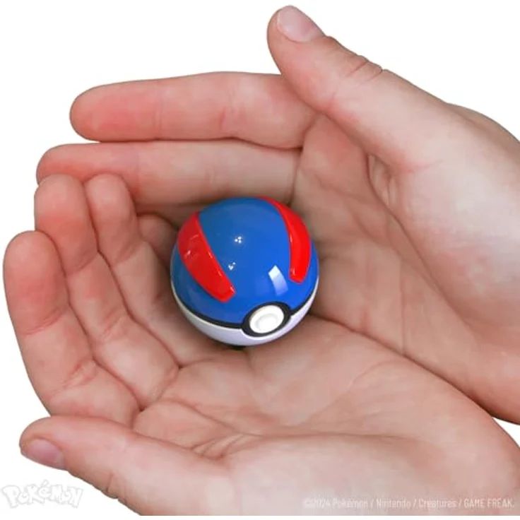 The Wand Company Pokémon Diecast Replik Mini Superball, hochwertige Miniatur-Replicate mit Leuchtfunktion und versilbertem Display-Token, 9 x 10 x 10 cm – Bild 6