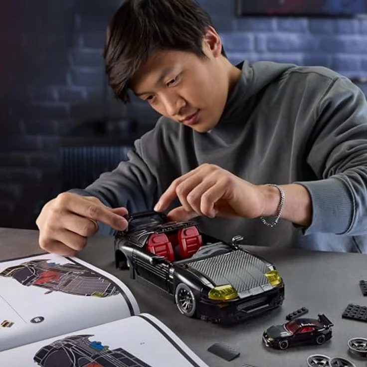 Mattel Brick Shop Hot Wheels '94 Toyota Supra MKIV Bauset, Maßstab 1:16, exklusive schwarze Lackierung, mit individuell gestaltbaren Teilen und Metallauto im Maßstab 1:64 – Bild 2