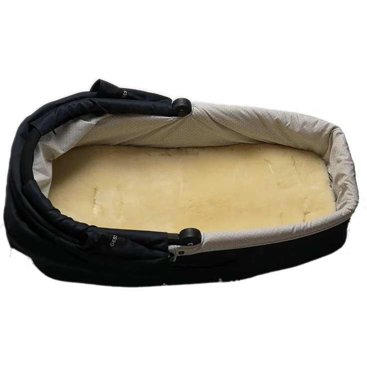 KIWA de LUXE Baby-Lammfell, Einlage für Kinderwagen Buggy Babybett Kinderbett aus Lammfell medizinisch 100% Merino Schafslammfell - KIWA Deluxe – Bild 1