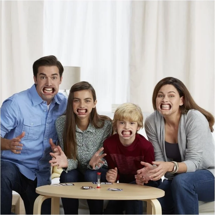 Hasbro 'Klartext Familien-Edition' Partyspiel, für 4 bis 10 Spieler, ab 8 Jahren – Bild 3