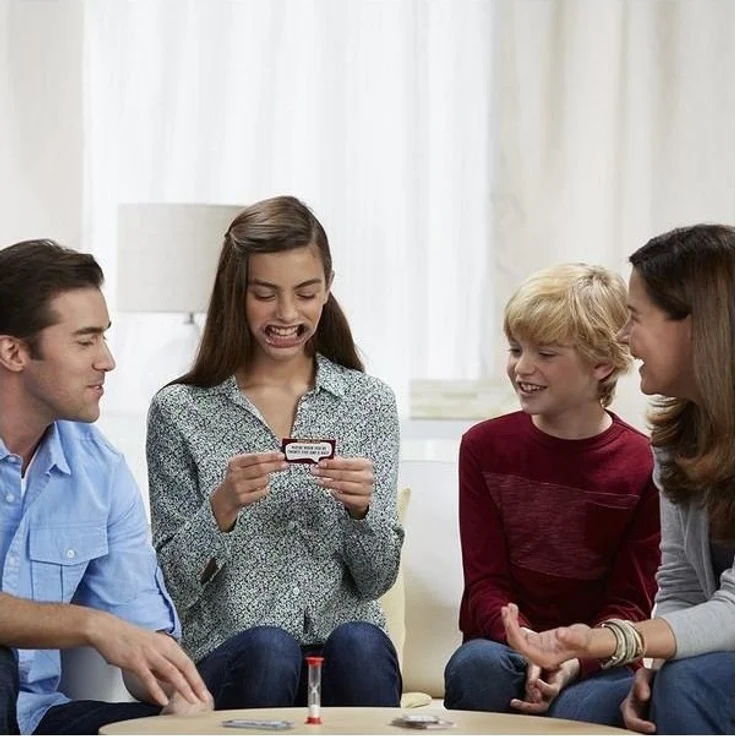 Hasbro 'Klartext Familien-Edition' Partyspiel, für 4 bis 10 Spieler, ab 8 Jahren – Bild 4