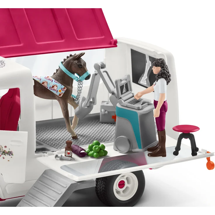 Schleich Horse Club 42439 'Mobile Tierärztin mit Hannoveraner Fohlen', ab 5 Jahren, 37 Teile, 30 x 25 x 14 cm - Preisvergleich – Bild 3