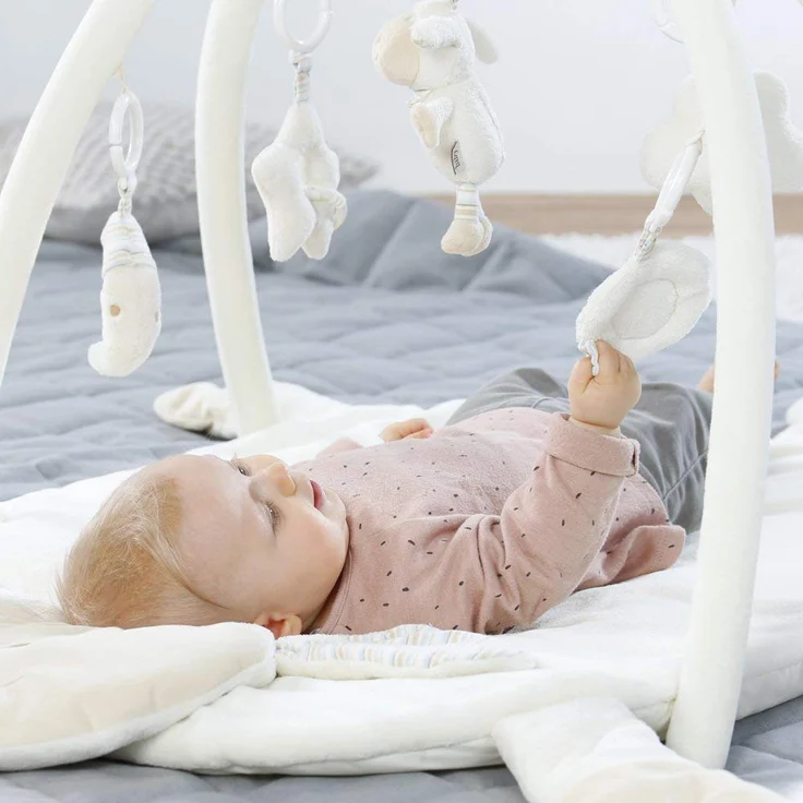 Fehn 154580 3-D-Activity-Decke Schaf / Spielbogen mit 5 abnehmbaren Spielzeugen für Babys Spiel & Spaß von Geburt an / Maße: 90x75cm – Bild 2
