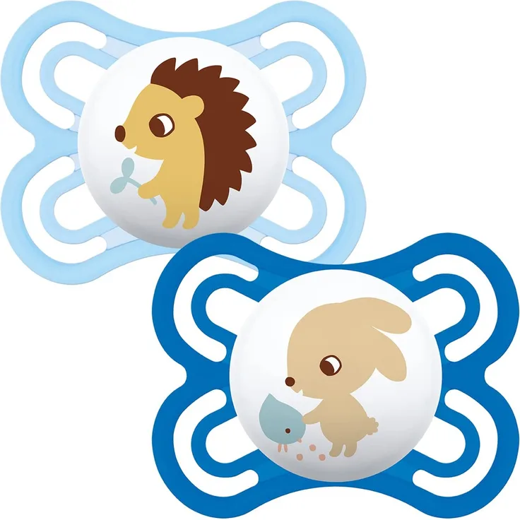 MAM Perfect Soothers 0+ Monate (2 Stück), dünnere und weichere Baby-Schnuller mit selbststerilisierender Reiseetui, Neugeborene, Blau (Designs können variieren)