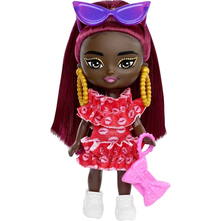 Barbie HLN47 - Extra Mini Minis Puppe mit burgunderroten Haaren und Sonnenbrille, rotes Rüschenkleid, Moden und Accessoires, Puppen Spielzeug ab 3 Jahren – Bild 1