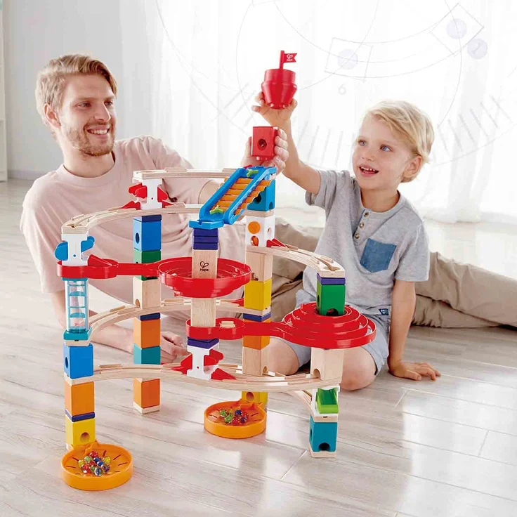 Hape E6024 - Super-Spiralburg, Quadrilla Kugelbahn, Konstruktionsspielzeug mit umfangreichem Zubehör, 129 teilig, aus Holz, ab 4 Jahren, mehrfarbig – Bild 3