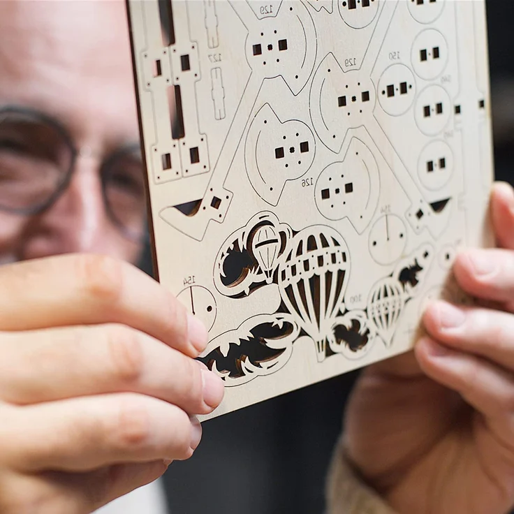 UGEARS Aero Uhr 3D Puzzle - Pendeluhr Aero Clock - Modellbau 3D Holzpuzzle Holzbausatz - Modellbausatz für Erwachsene aus Holz - Mechanisches Modell - Wanduhr mit Pendel - Mechanische Bausätze – Bild 5