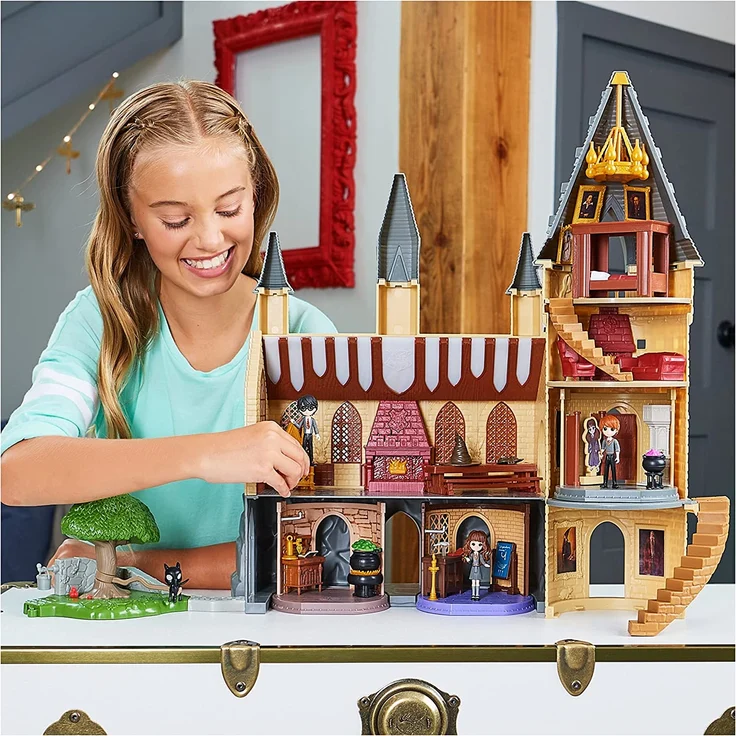 Wizarding World Harry Potter - Hogwarts Schloss Deluxe Spielset mit Licht und Sound sowie 3 Klassenzimmer-Spielsets, 3 Sammelfiguren und 22 Zubehörteilen – Bild 3