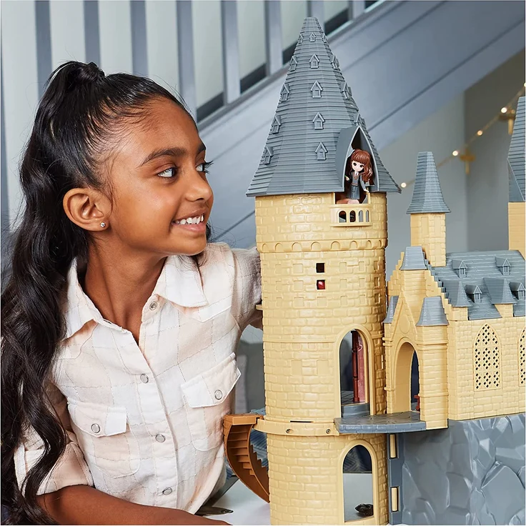Wizarding World Harry Potter - Hogwarts Schloss Deluxe Spielset mit Licht und Sound sowie 3 Klassenzimmer-Spielsets, 3 Sammelfiguren und 22 Zubehörteilen – Bild 6