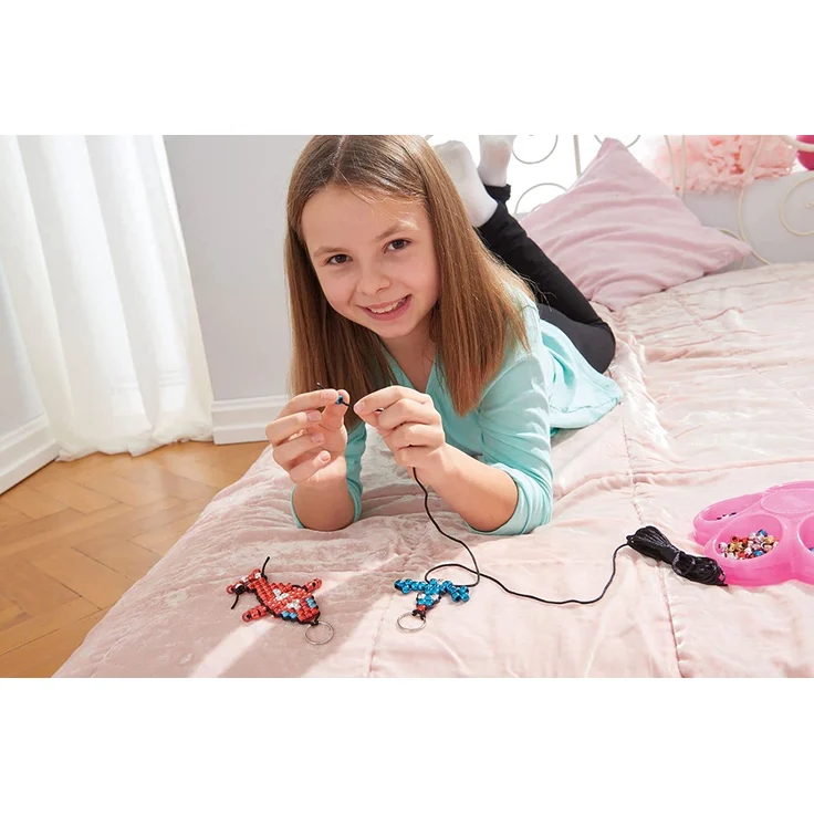Lena 42688 Bastelset für 4 Maskottchen, Komplettset für 4 Glücksbringer/Schlüsselanhänger mit 290 metallic XXL Fädelperlen, schwarzem Kordelband, 4 Ringe und Anleitung, Set für Kinder ab 6 Jahre – Bild 5