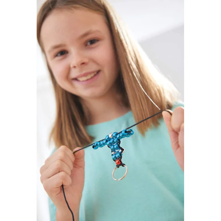 Lena 42688 Bastelset für 4 Maskottchen, Komplettset für 4 Glücksbringer/Schlüsselanhänger mit 290 metallic XXL Fädelperlen, schwarzem Kordelband, 4 Ringe und Anleitung, Set für Kinder ab 6 Jahre – Bild 8