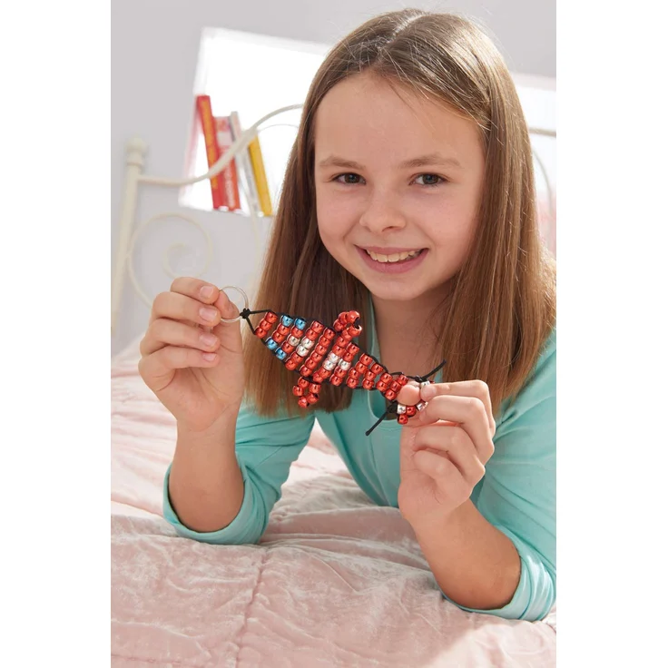 Lena 42688 Bastelset für 4 Maskottchen, Komplettset für 4 Glücksbringer/Schlüsselanhänger mit 290 metallic XXL Fädelperlen, schwarzem Kordelband, 4 Ringe und Anleitung, Set für Kinder ab 6 Jahre – Bild 7
