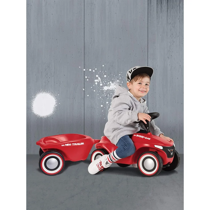BIG Bobby-Car Neo Trailer, rot, Bobby-Car Anhänger für drinnen und draußen, für das BIG-Bobby-Car, Ladevolumen: 3 Liter, für Kinder ab 1 Jahr – Bild 5