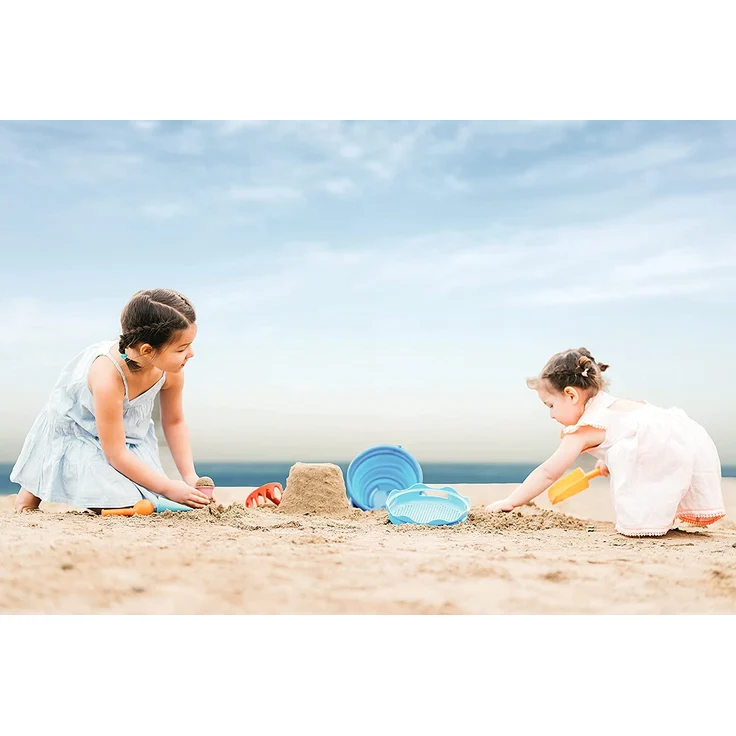 Schildkröt 7in1 Sand Toys Set, innovatives Sand-Spielset im Handtaschenformat, kompakt und platzsparend, faltbarer 3 Liter Eimer mit 6 Sandspielzeugen zum Graben, Formen, Sieben und Rechen, 970244 – Bild 5