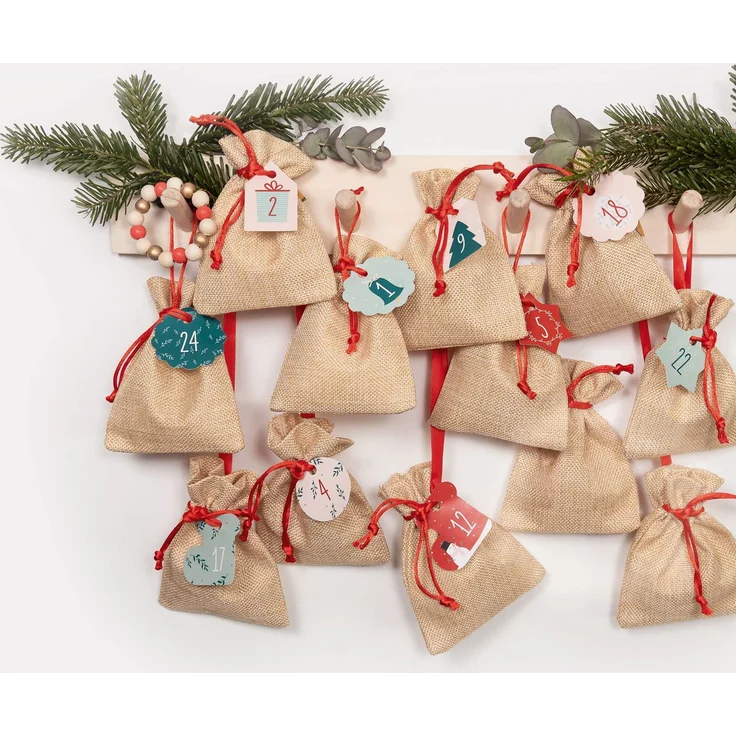 folia 63121 - Adventskalender Set mit Säckchen in Jute-Optik, Schnur 2 m lang, 24 Beutel je 10 x 13 cm groß und 24 Zahlenanhängern, für kleine Überraschungen im Advent – Bild 5