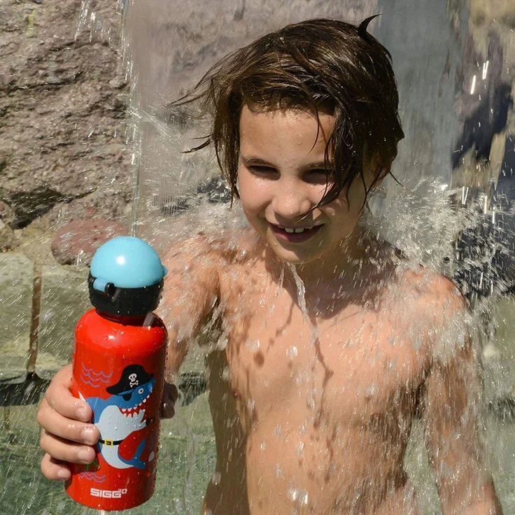 Sigg Kinder Trinkflasche SIGG Underwater Pirates, Kinder Trinkflasche, 0.4 L, Auslaufsicher, BPA Frei, Aluminium, Rot, Mehrfarbig, 0.4, 8624.70 – Bild 7