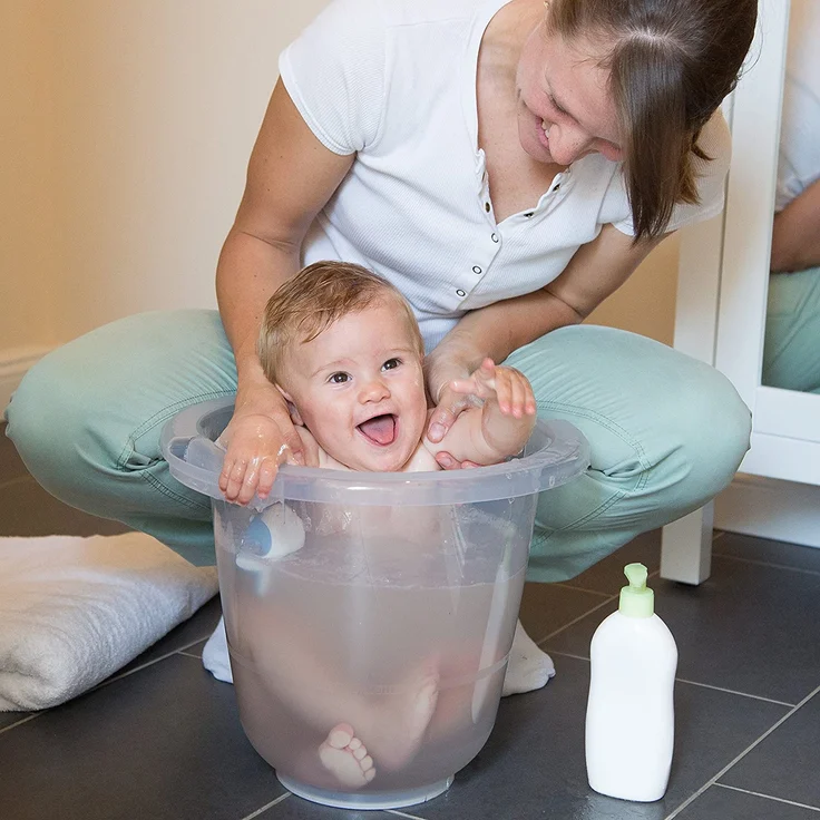 tummy tub das Original - Badeeimer kippsicher, rutschfest, grau, für Kleinkinder – Bild 7